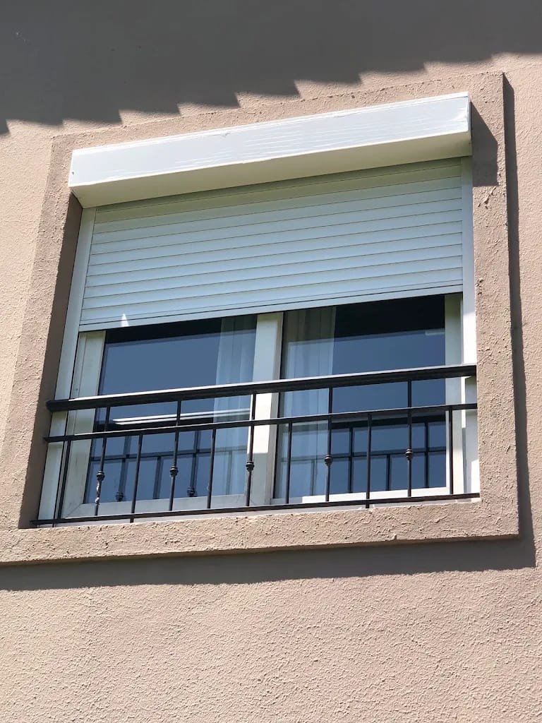 Cortina catalana en ventana exterior