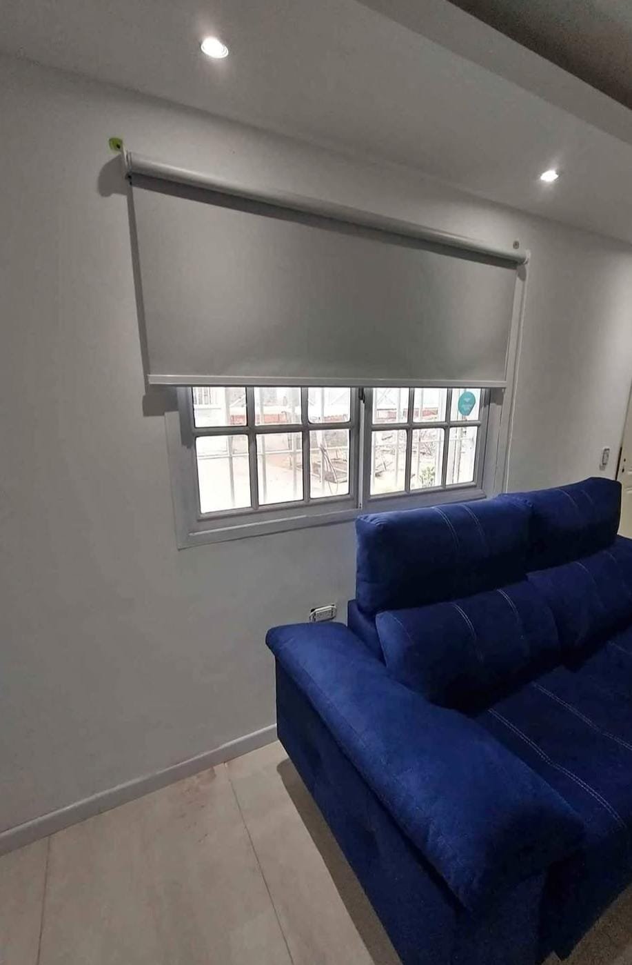 Cortina roller instalada en un ambiente